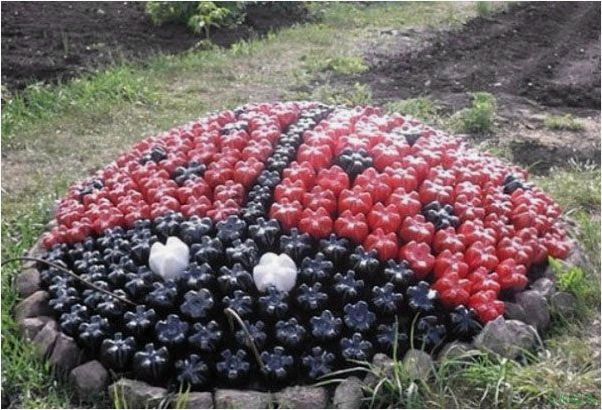 Клумба из бутылок — дизайн клумб своими руками, из пластиковых, стеклянных бутылок