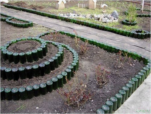 Клумба из бутылок — дизайн клумб своими руками, из пластиковых, стеклянных бутылок