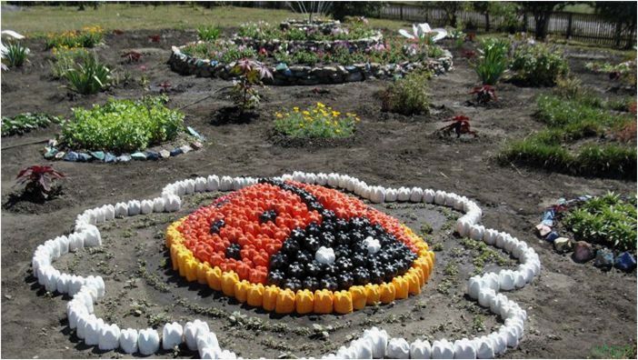 Клумба из бутылок — дизайн клумб своими руками, из пластиковых, стеклянных бутылок