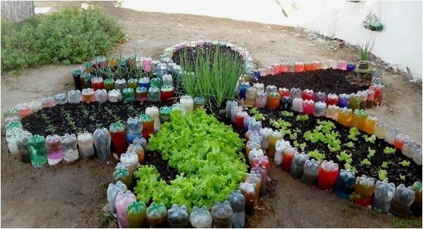 Клумба из бутылок — дизайн клумб своими руками, из пластиковых, стеклянных бутылок