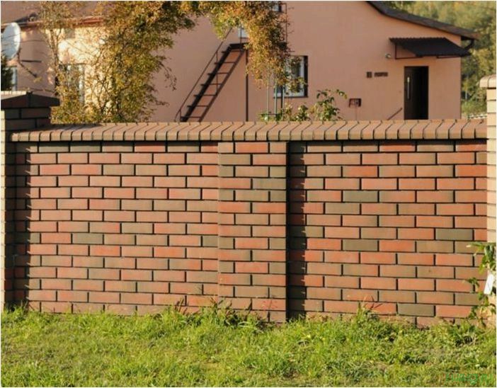 Кирпичный забор — популярные ошибки, плюсы и минусы, виды кладки, технология строительства забора своими руками