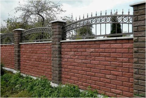 Кирпичный забор — популярные ошибки, плюсы и минусы, виды кладки, технология строительства забора своими руками