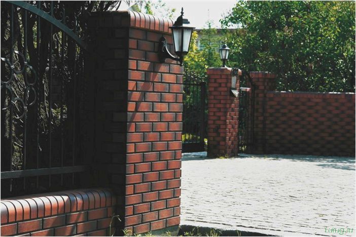 Кирпичный забор — популярные ошибки, плюсы и минусы, виды кладки, технология строительства забора своими руками