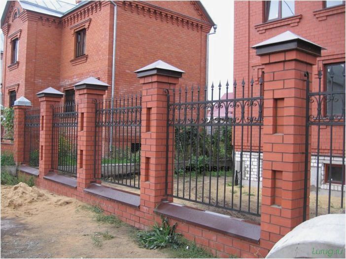 Кирпичный забор — популярные ошибки, плюсы и минусы, виды кладки, технология строительства забора своими руками