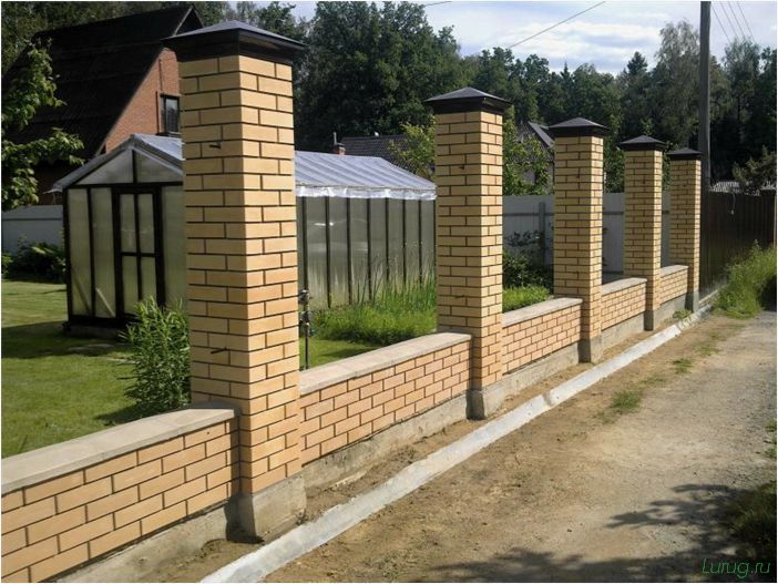 Кирпичный забор — популярные ошибки, плюсы и минусы, виды кладки, технология строительства забора своими руками