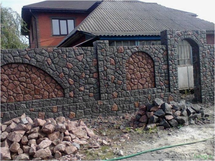 Кирпичный забор — популярные ошибки, плюсы и минусы, виды кладки, технология строительства забора своими руками