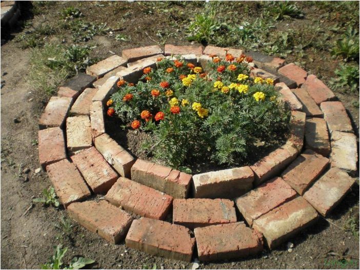 (клумбы, кирпича, современный, дизайн, новинки, идей) Клумбы из кирпича: современный дизайн, новинки идей, варианты оформления цветника на участке
